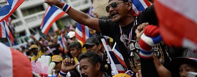100 000 тайландци скандират „Оставка“