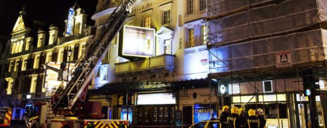 Таван на театър в Лондон затрупа десетки