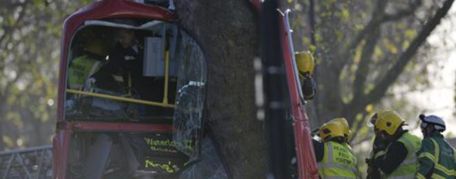 Трагедия! Градски автобус катастрофира и заклещи пътниците в Лондон