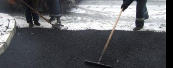 В Русия изливат асфалт върху снега