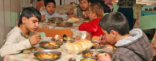 Зрелостници от Езикова дариха храна на бедните
