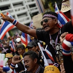 100 000 тайландци скандират „Оставка“