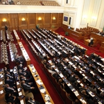 Депутатите ни обикалят земното кълбо на наш гръб