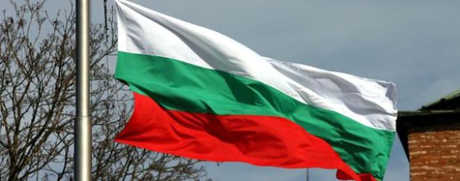 Наказаха ученици с общополезен труд за гавра със знамето