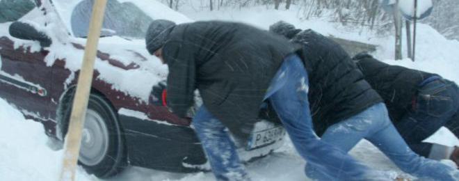 Тротоарите са затрупани, пътят Варна-Добрич – затворен