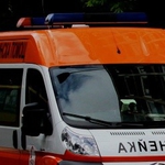 Автобус мина през краката на млада жена