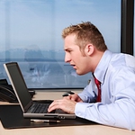 Фирми си менкат под наем служители и уволняват по имейла