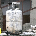 Газова бутилка срина къща и затрупа цяло семейство