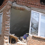 Къща се срути върху трима работници