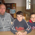 Майка зарязала децата си в барака. Бащата ги гледа с 80 лв. на месец