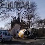 Мъж е с опасност за живота след тежка катастрофа между камион и бетоновоз