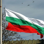 Наказаха ученици с общополезен труд за гавра със знамето