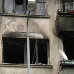 Пиянки гледали безучастно как студентка скача от горящ апартамент 