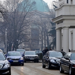 Шоу пред парламента! Закопчаха колите на депутатите със скоби