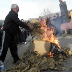 Тютюнджии от село Абланица палят реколтата си