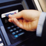 Бандити пресушават сметки като снимат карти за банкомат