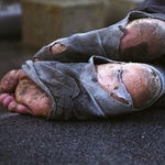 Болен мъж гние между 4 стени. Институциите нехаят