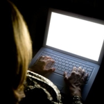 Майка пусна порно снимки на щерките си във фейсбук (снимка)