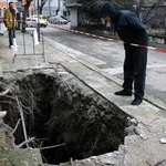 Община обезщети паднал в дупка гражданин с 30 бона