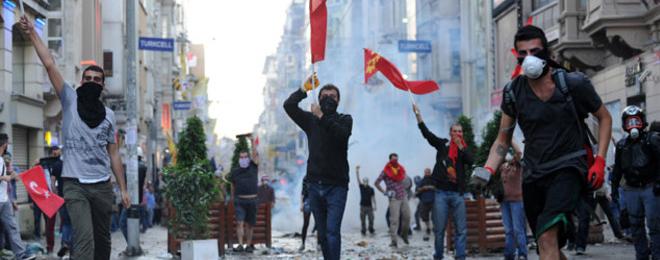 Двама загинаха в протестите в Турция