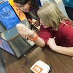 Гривни с чипове ще показват отсъствията на ученици от СОУ „Димитър Талев”