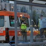 Кола помете майка с две деца и 57-годишен мъж от трамвайна спирка 