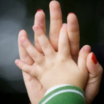 Млада добричлийка отглежда двете си деца в къща без ток