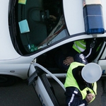 Младеж изгоря в колата си след челен удар в дърво