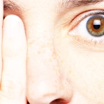 Правят очни операции с амортизиран микроскоп