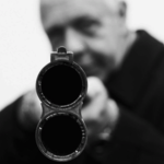 Старец насочи пистолет срещу дете в борова гора край Дебелец