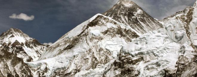 Дузина шерпи загинаха в най-страховитата лавина на Еверест 