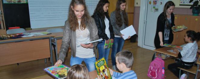 Млади тошевци подариха книги на първолаците в града