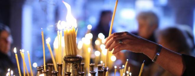 Огнеборците призовават: Внимателно боравене със свещите в църквата