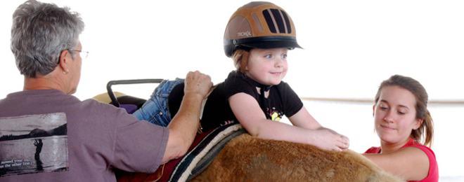 Водят деца с увреждания на терапевтична езда в Добрич