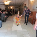 Деца дефилираха с екокостюми от рециклирани материали в библиотеката