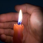 Кметът на Добрич посреща Благодатния огън на летище Варна