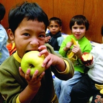 Наши медици учат на Острова как да се намали броя на сираците