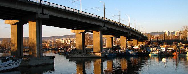 30-годишен добричлия паркира на Аспаруховия мост да изтрезнява