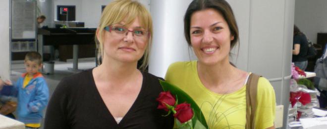 Данъчните в Добрич подариха цветя на стоматоложка, внесла осигуровки като клиент №60 000 