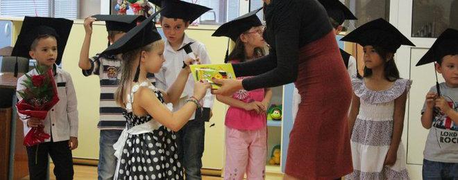 Забавачките в Добричко изпращат 6-годишните към училище с удостоверения