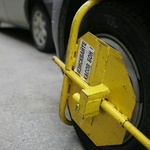 Добричлия иска да учи столичани как се сваля скоба за неправилно паркиране с голи ръце