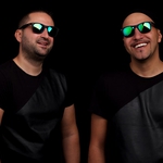 Двама добричлии пускат на пазара слънчеви очила, които събличат мадами само с поглед