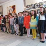 Хуманитарната в Добрич раздаде свидетелствата на първолаците си в библиотеката (снимки)