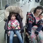 Малката Алекс от Добрич излетя за лечението си в Полша