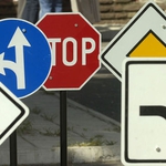 Откраднаха 8 пътни знака между село Безмер и Тервел