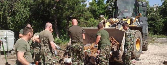 48 военни от Шумен и Белене разчистват падналите къщи в Добрич
