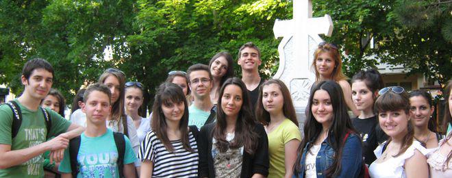 Езиковата гимназия в Добрич си „осинови” паметник