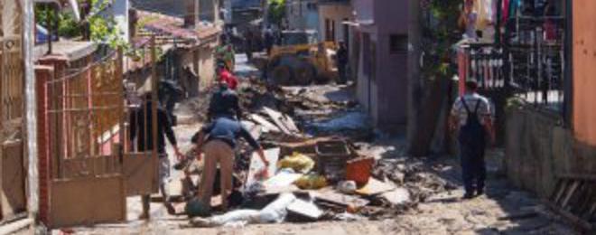 Събарят опасните къщи след наводненията в Добрич (видео)