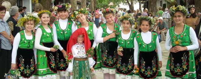 Ученици съживяват традиционни еньовски ритуали в Стария Добрич 