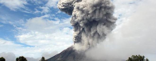 Вулкан в Индонезия се събуди след 400-годишен сън. Евакуират населението